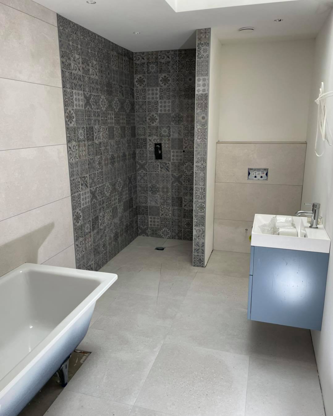wet room with grey patterned shower area