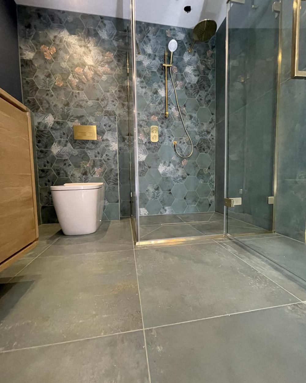 green and gold wetroom