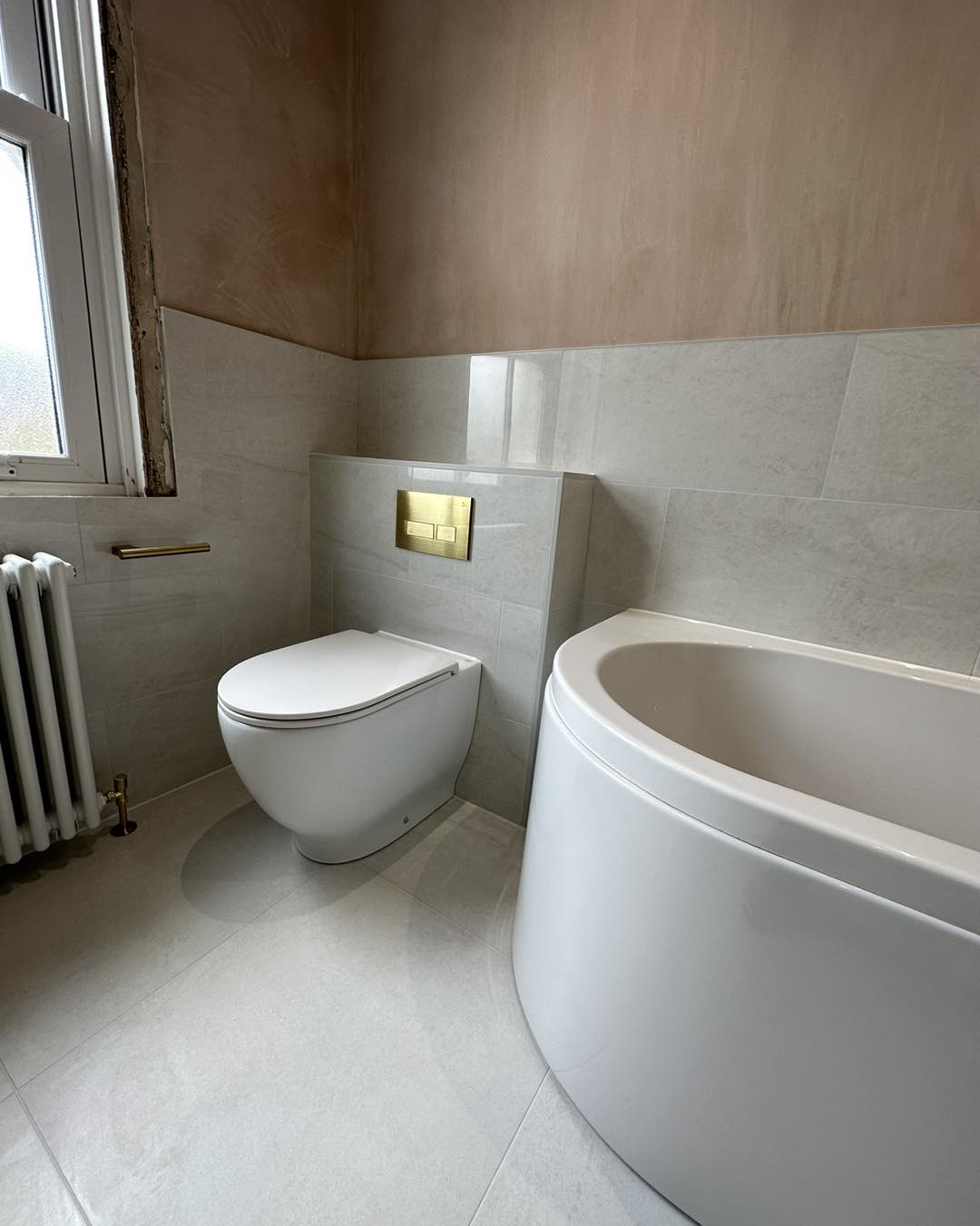 round bath and modern toilet