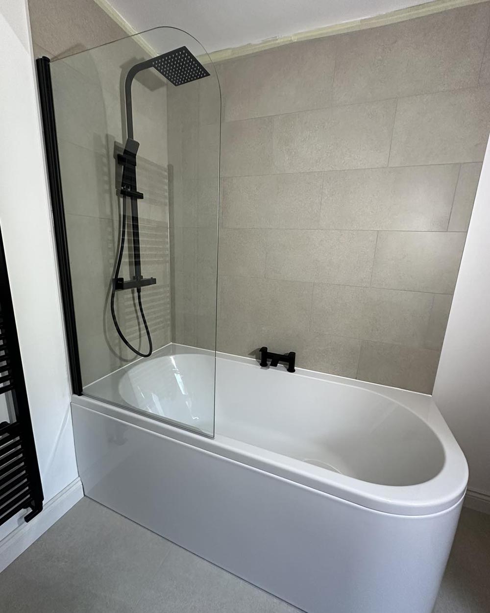 part tiled bath/shower with black hardware