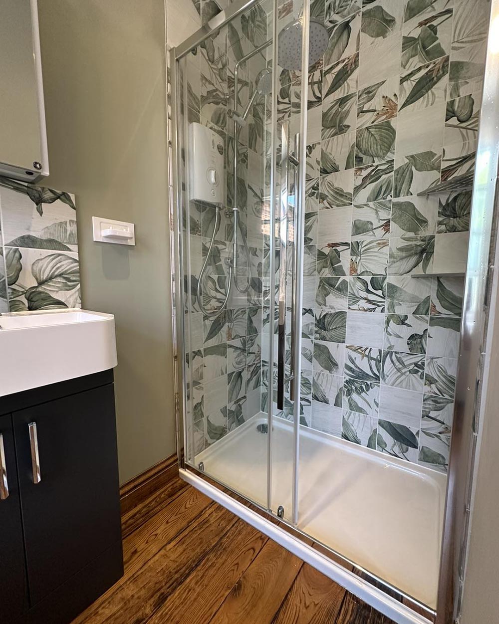 leaf patter tiled shower